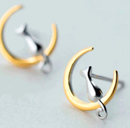 Pendientes media luna plateado y dorado con figura de gato.