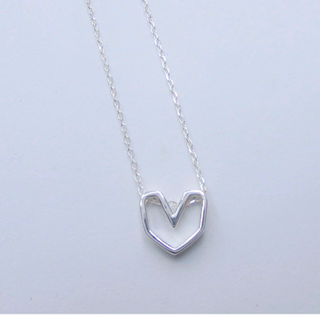 colgante en plata con cadena eslabón pequeño y adorno en forma de corazón