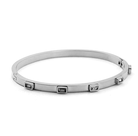 Pulsera rígida ovalada en acero con adornos en cristal color transparente.