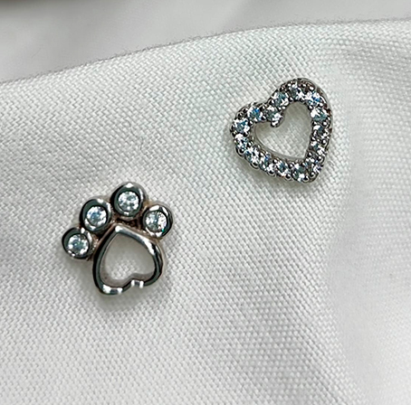 Pendientes en plata y circonitas con huella perro y corazón.