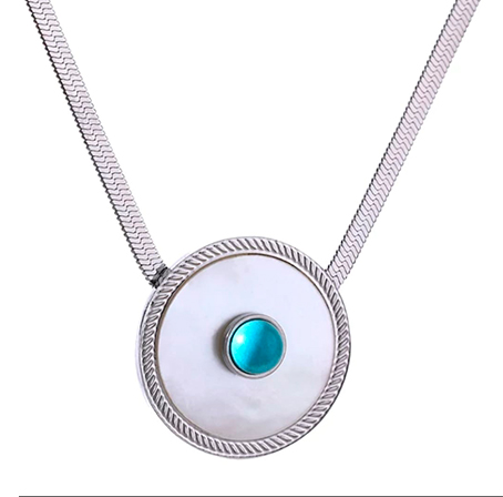 Collar gargantilla en acero plateado con cadena plana y adorno redondo con nácar y pequeña turquesa en el centro.