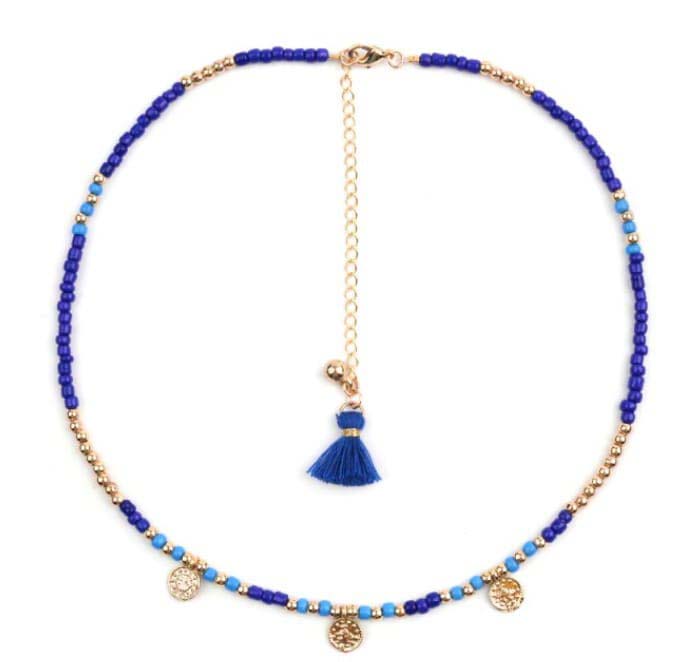 gargantilla en color azul con monedas doradas