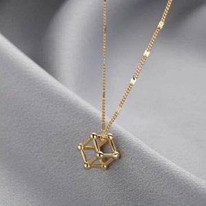 collar en acero dorado con cuadrado tridimensional