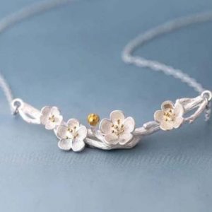 collar en plata con adorno en forma de rama con flor de cerezo