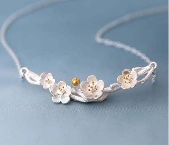 collar en plata con adorno en forma de rama con flor de cerezo