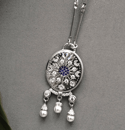 Colgante largo con doble cadena plateada con pieza ciclo lunar circonita azul Colgante largo con doble cadena plateada ciclo lunar circonita azul