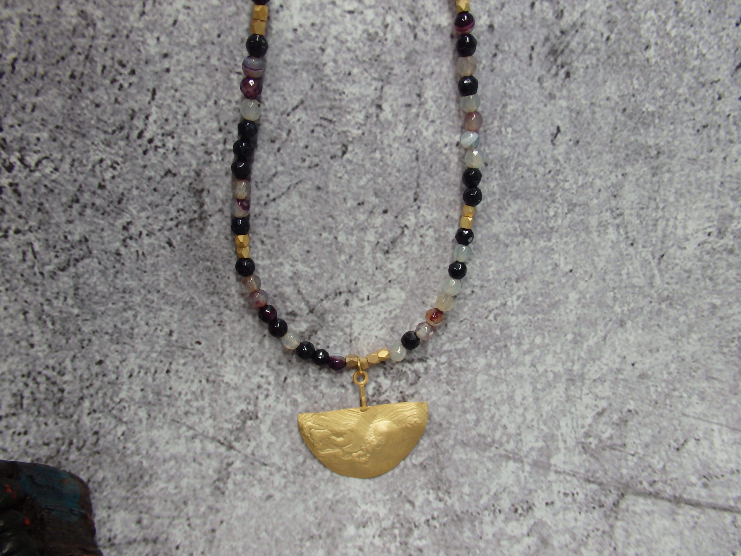 Gargantilla con ágatas y amatistas con pieza dorada lingote repujado Gargantilla con ágatas y pieza dorada