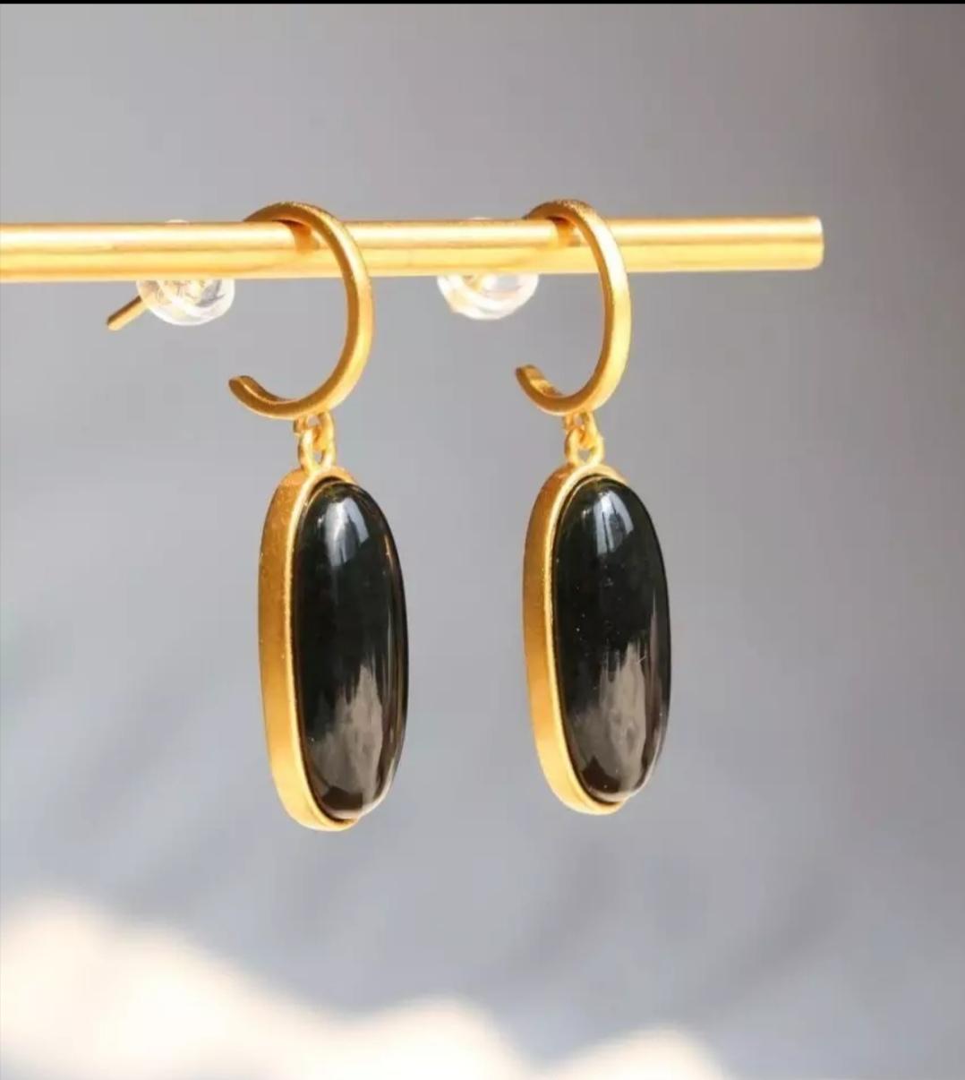 pendientes en acero dorado con mineral ónix