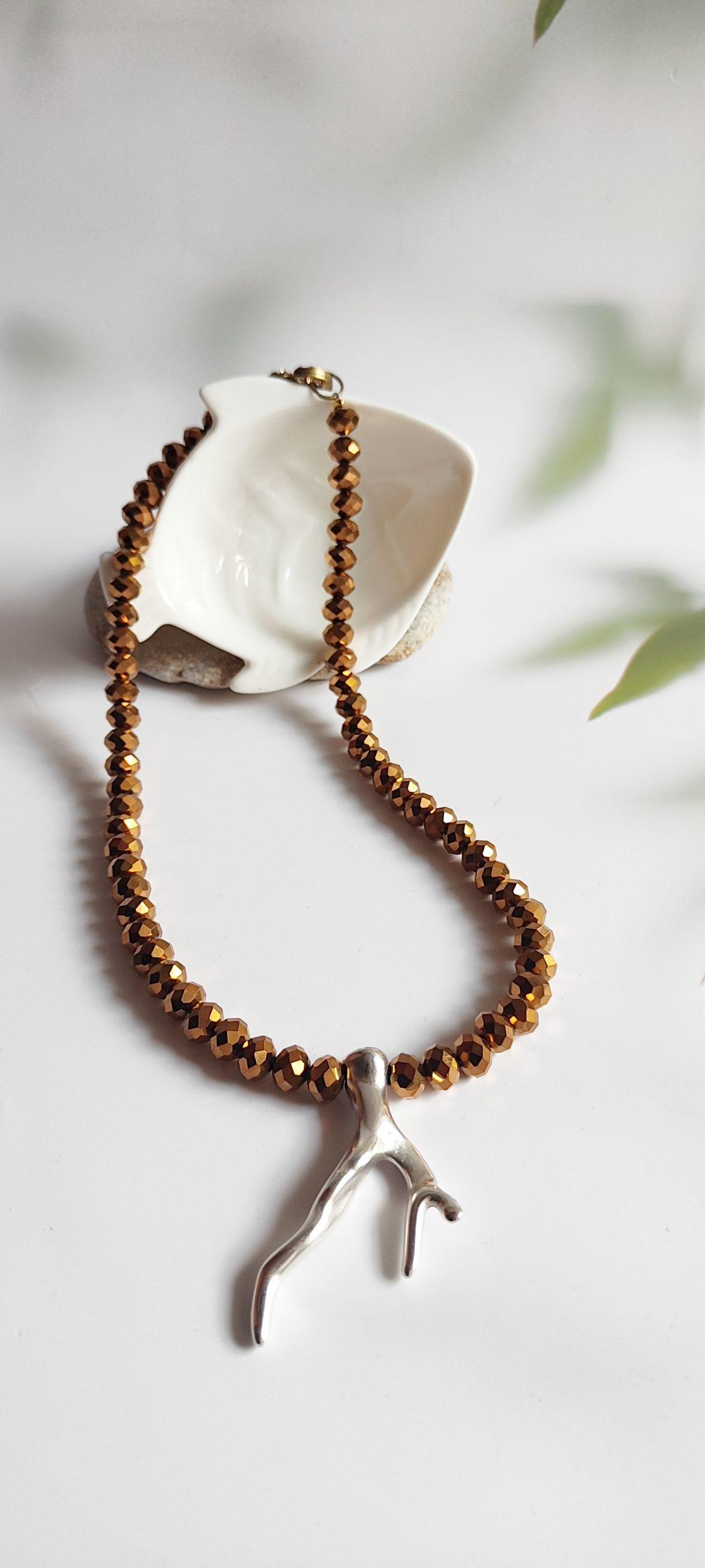 Collar gargantilla con cristal hematites y coral en acero plateado