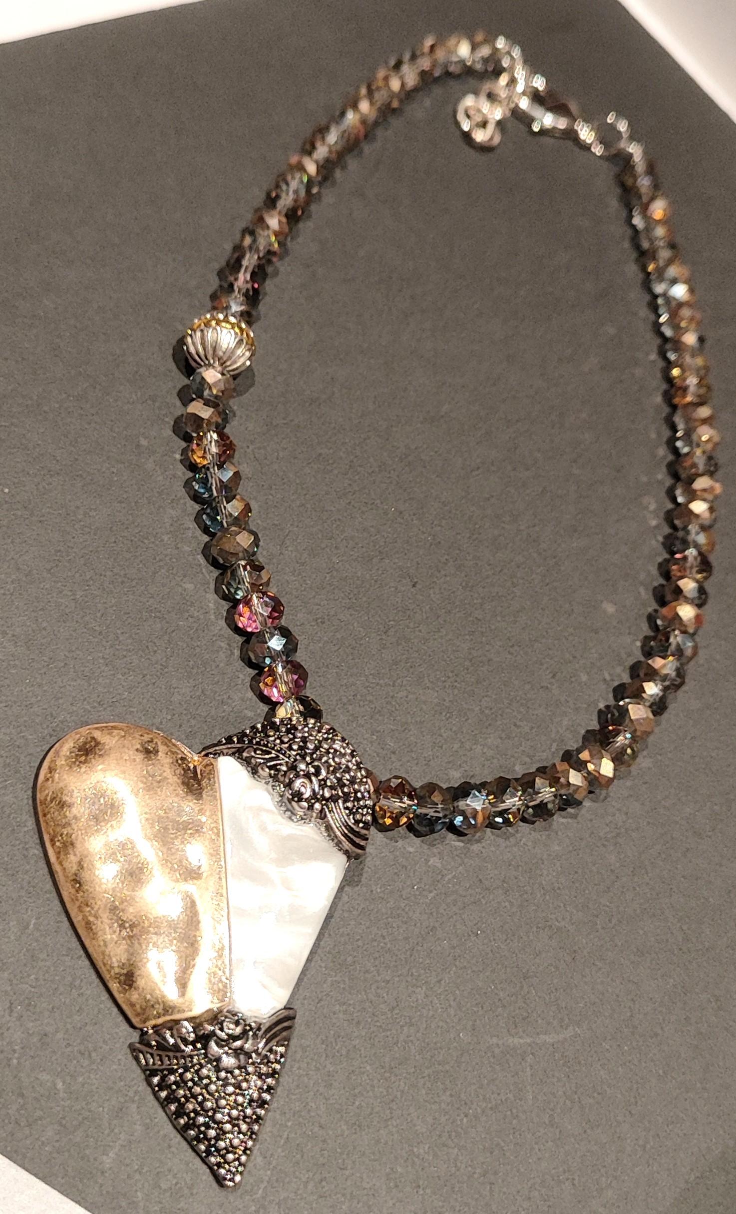 Collar con cristal irisado y corazón en acero y nácar
