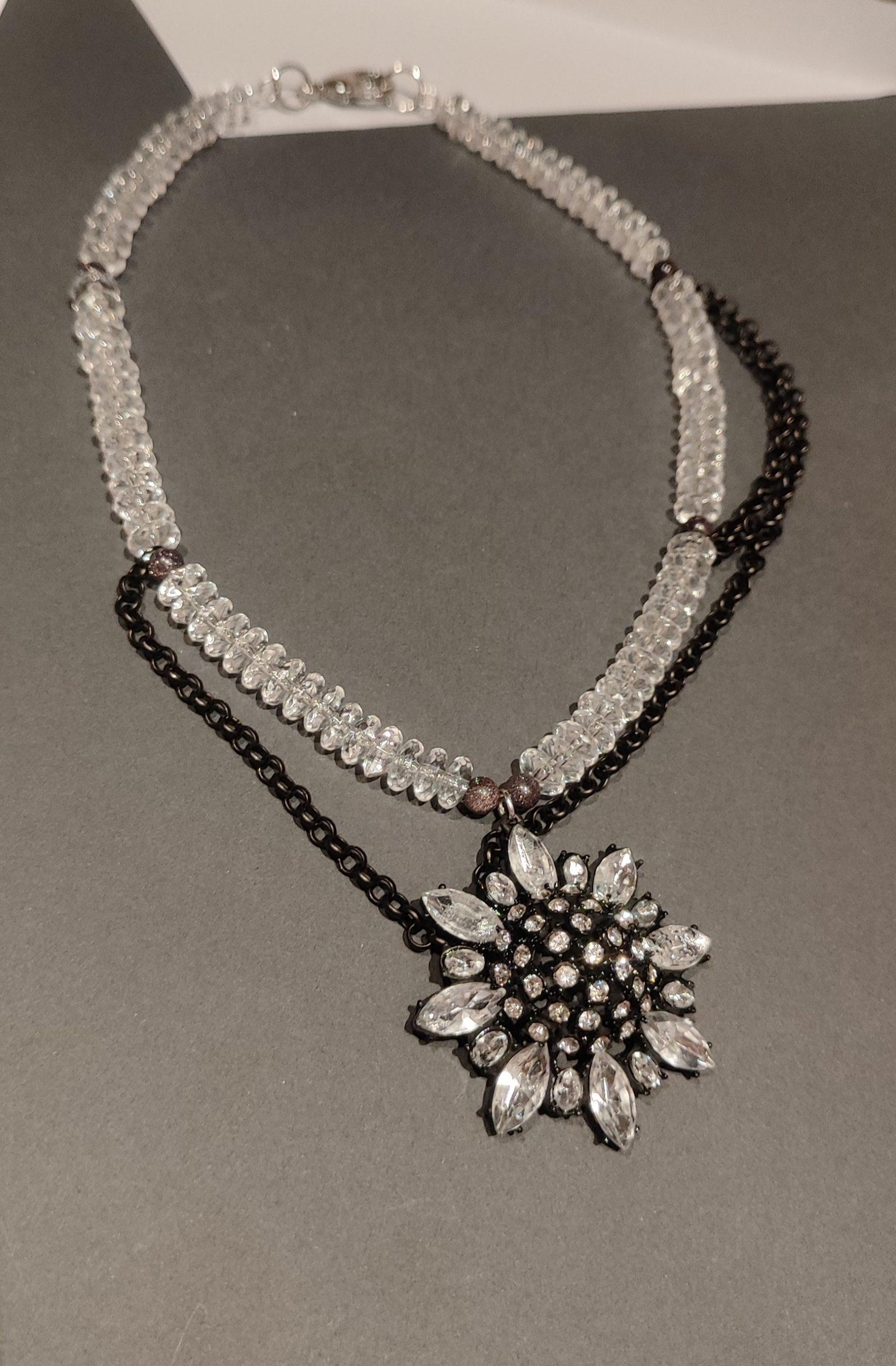 Collar corto cuarzo con flor en cristal negro