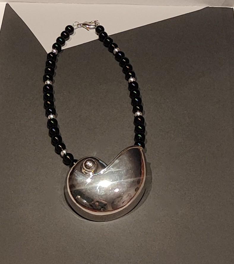 Collar caracola plateada