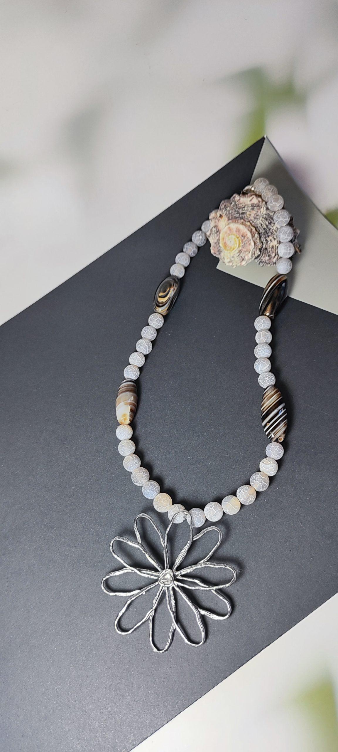 Collar flor plateada con ágatas grises Collar flor plateada con ágatas grises