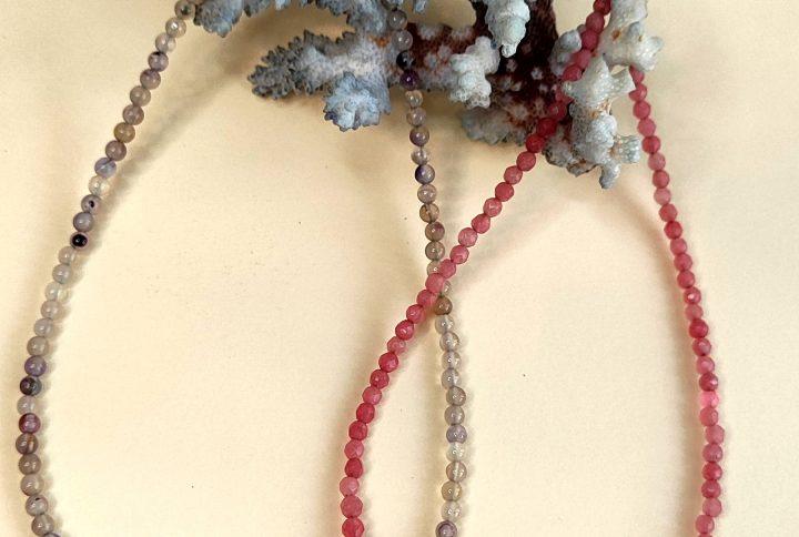 collar gargantilla realizado con mineral fluorita y adorno flor de loto