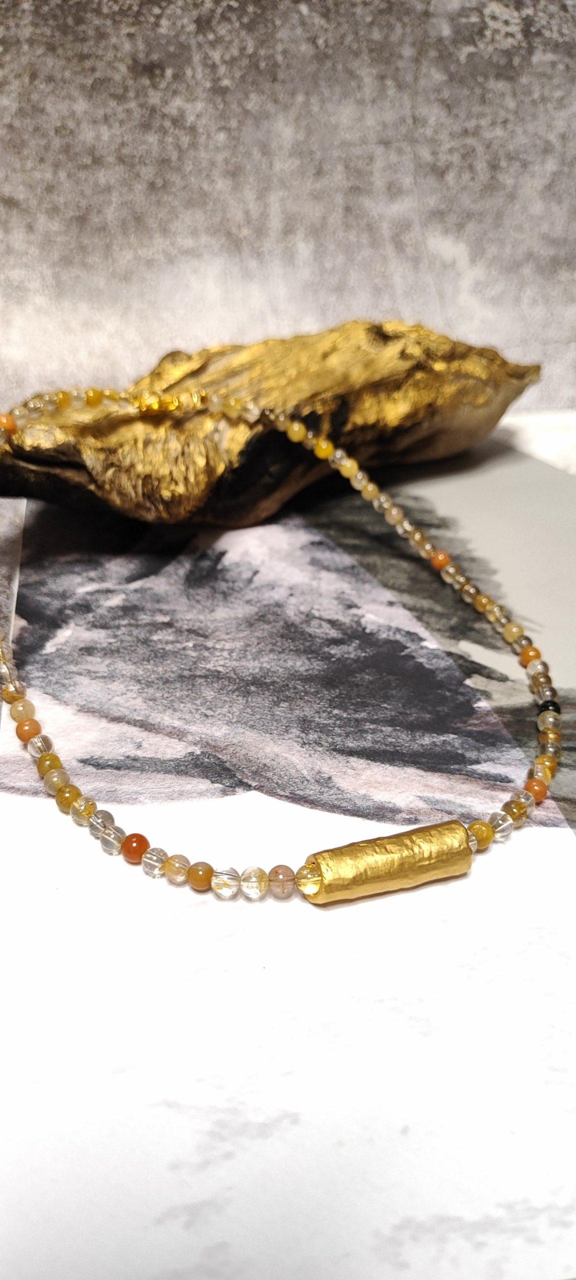 Collar gargantilla realizado con ágatas doradas y pieza vintage oro Collar gargantilla realizado con ágatas doradas y pieza vintage oro