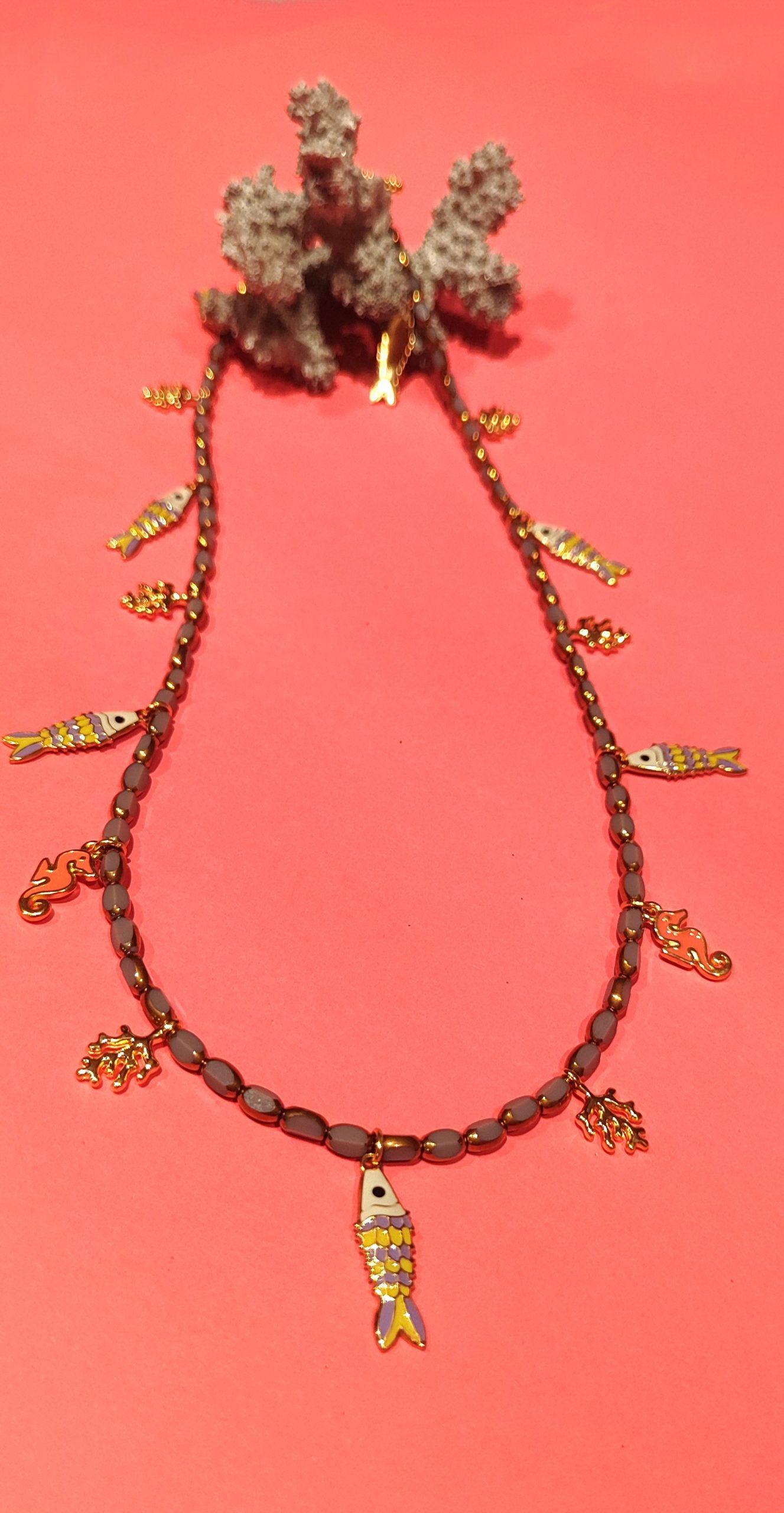 Collar cristal morado con peces en acero dorado Collar cristal morado con peces en acero dorado