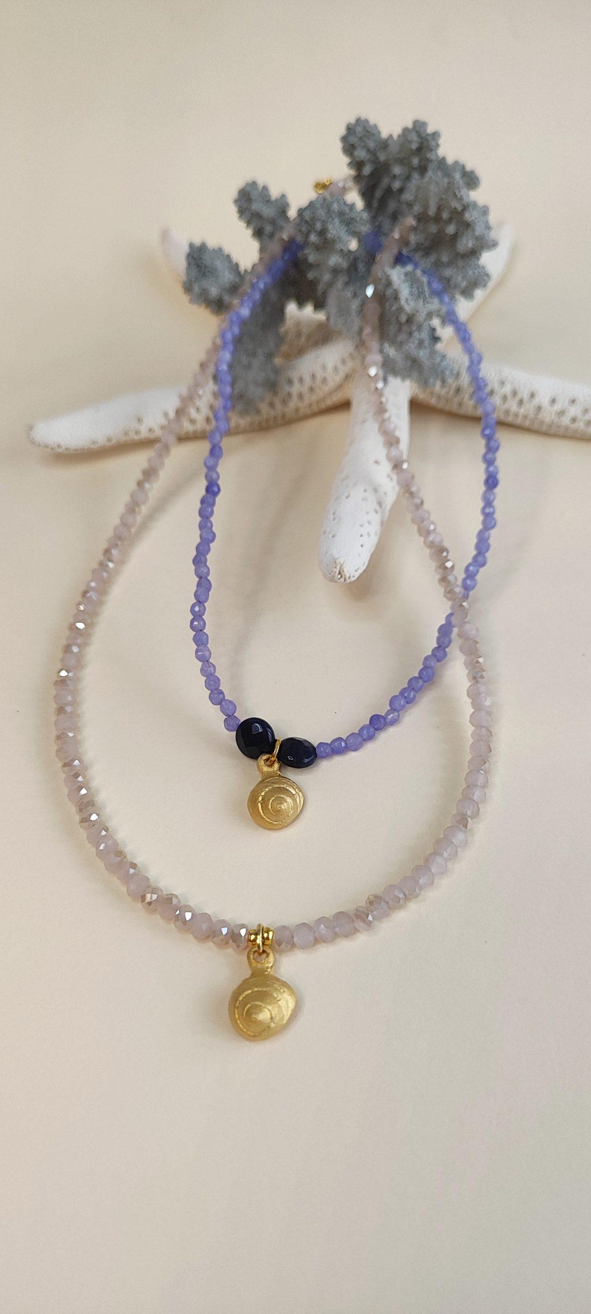 Gargantilla en cristal facetado color rosado con concha dorada