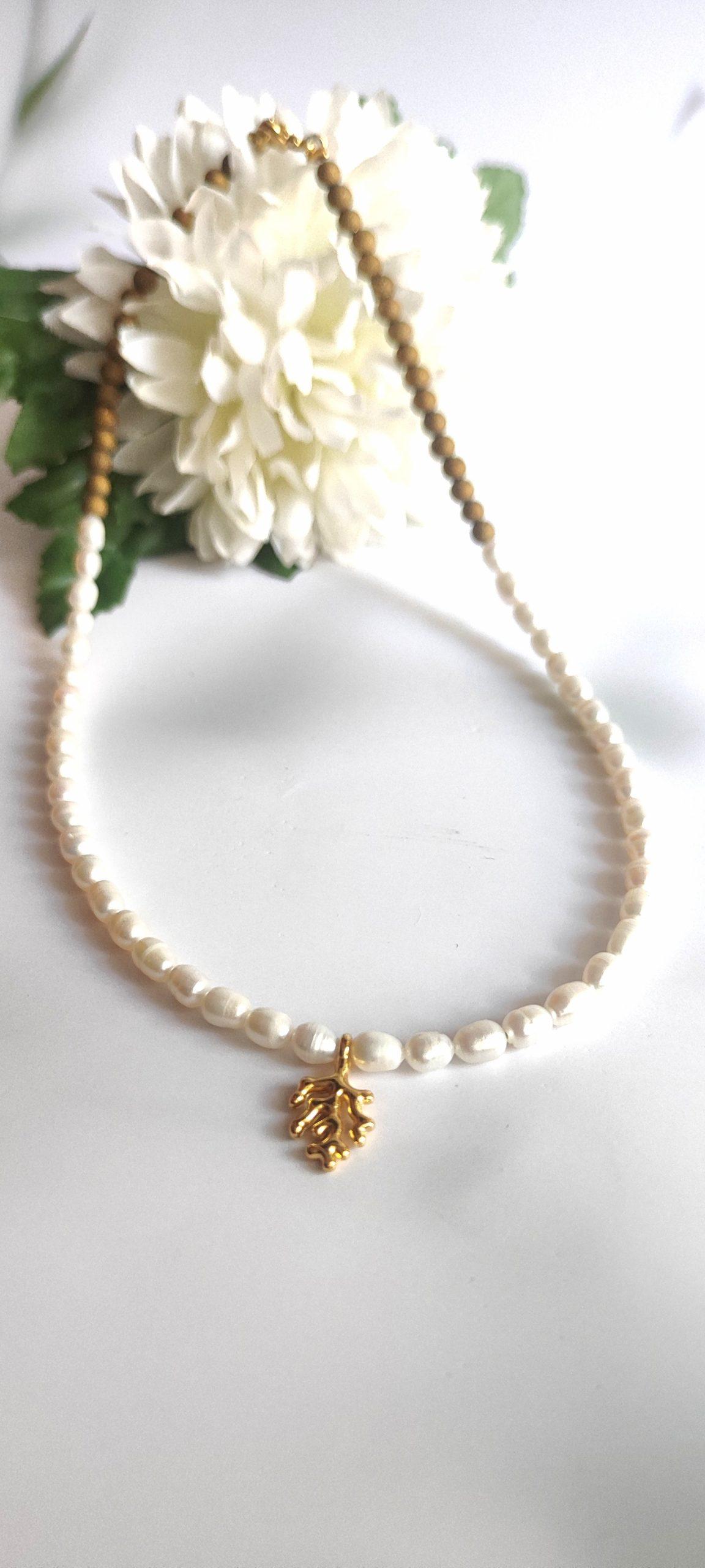 Gargantilla perlas pequeñas con bolas doradas y coral acero dorado