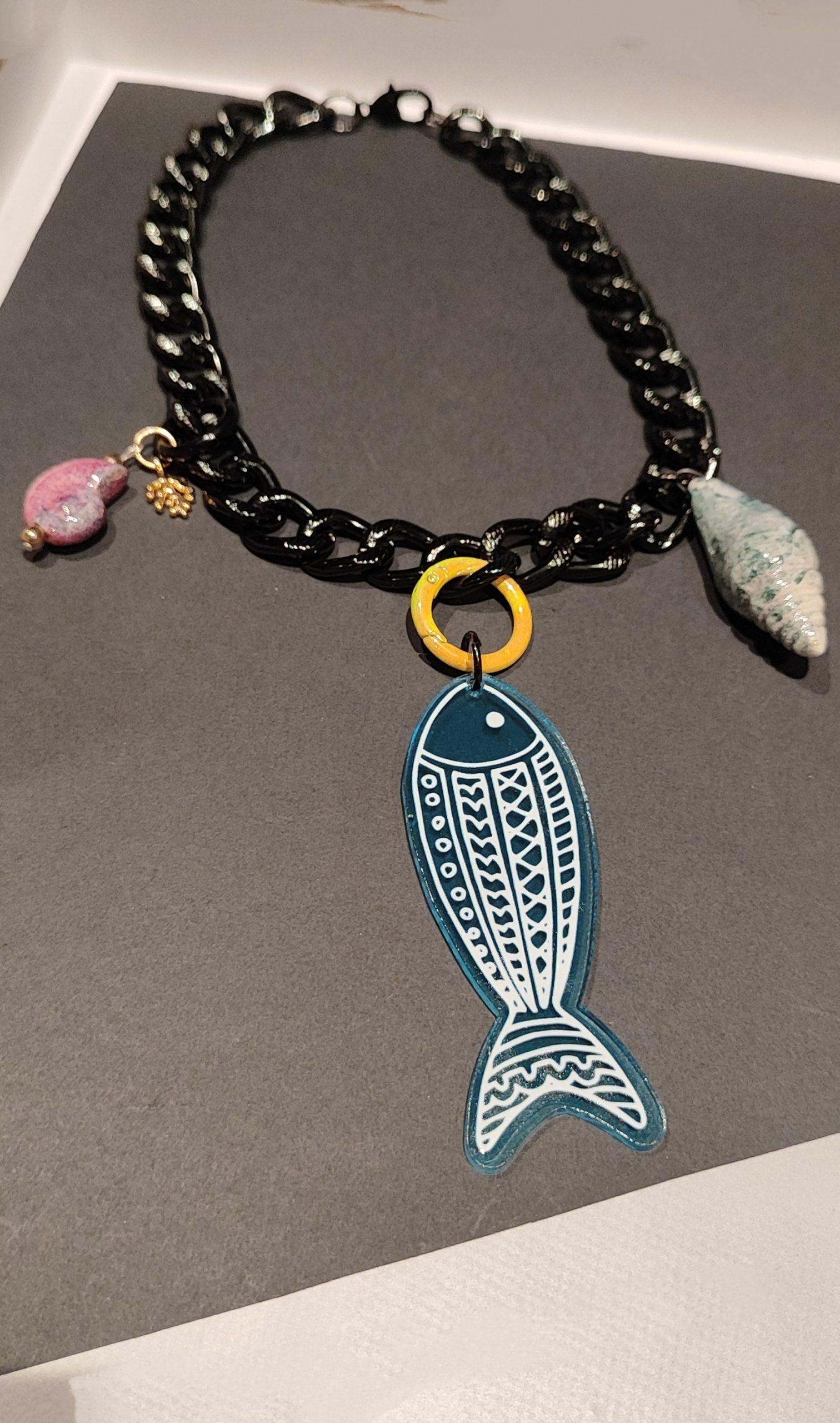 collar eslabones grandes con pez metacrilato y adornos en cerámica griega