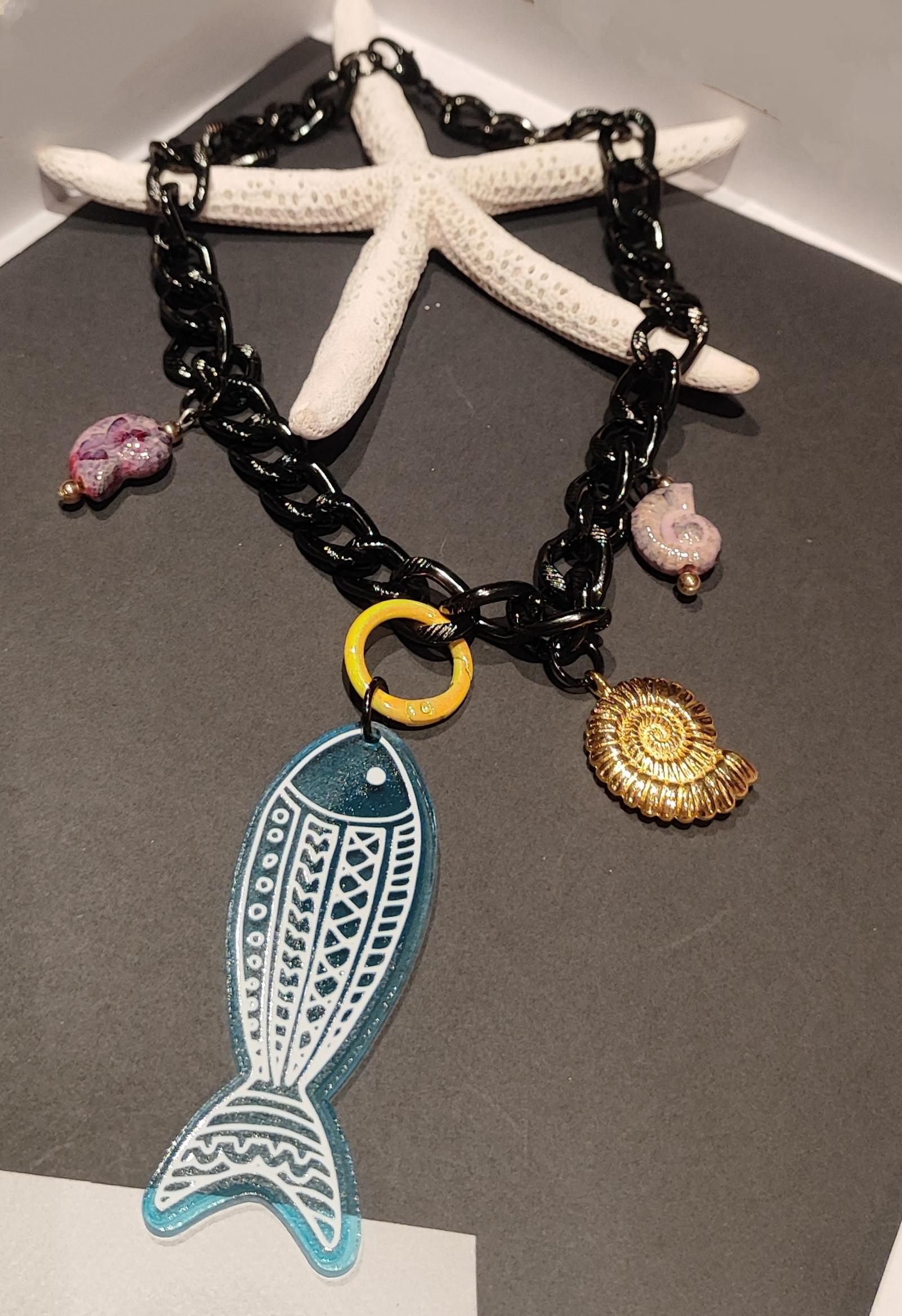 collar eslabones grandes en color negro con pez metacrilato y concha dorado