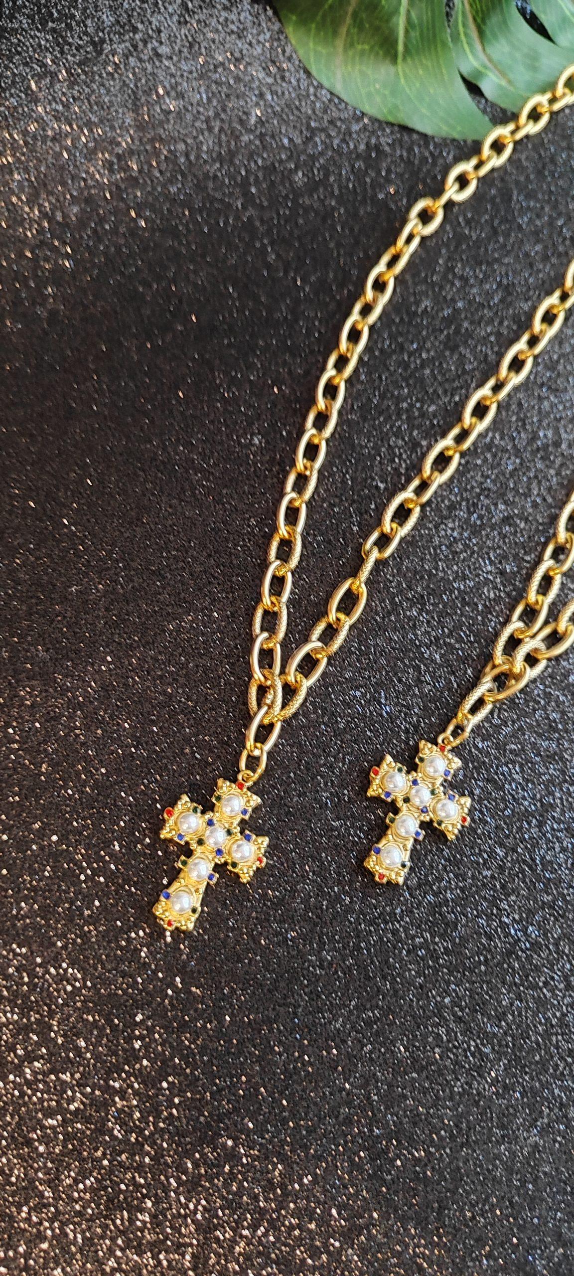 Collar cadena dorada con cruz y perlas Collar cadena dorada con cruz y perlas