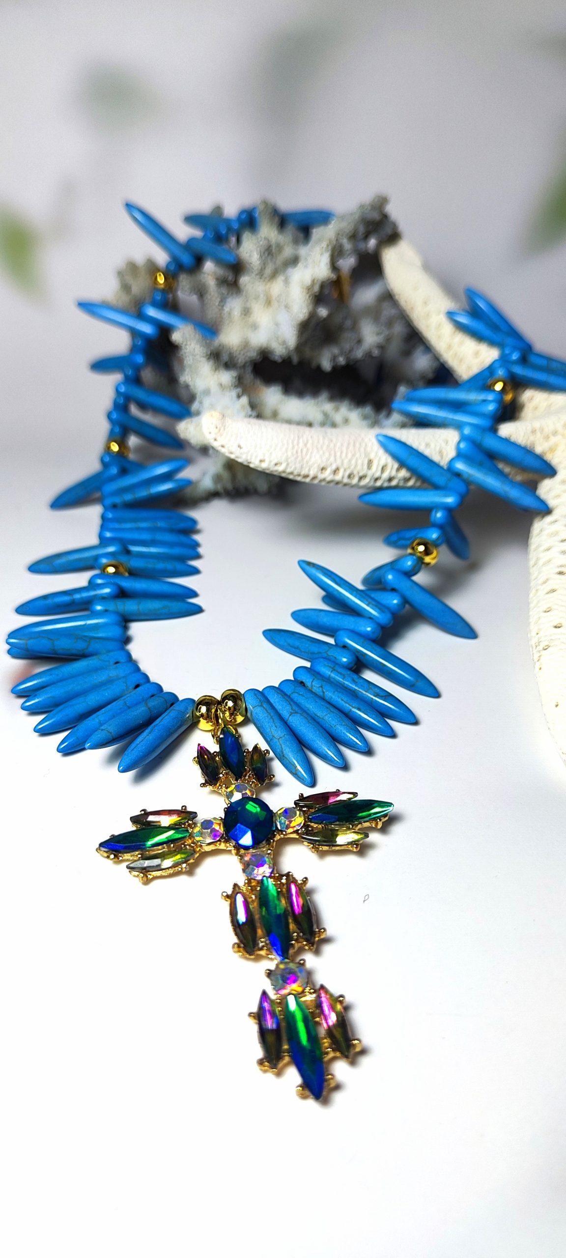 collar cruz circonitas color con coral sintético color azul