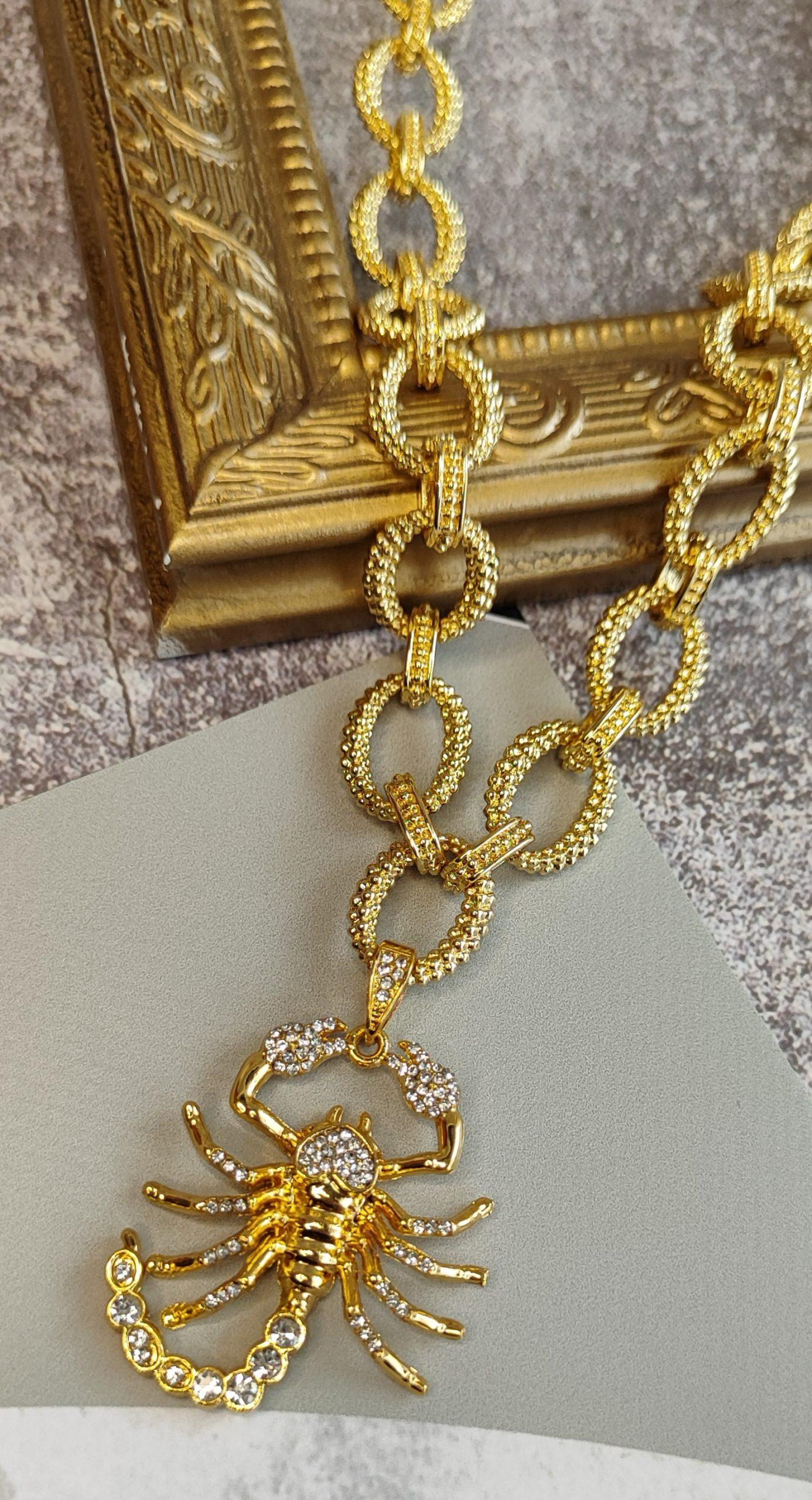 Collar eslabones dorados con escorpión circonitas