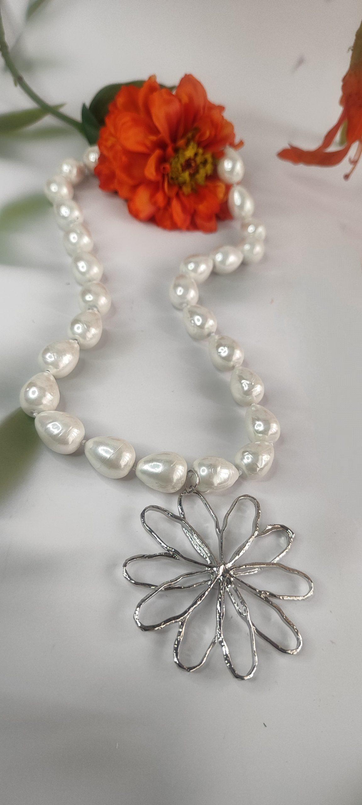 collar perlas grandes con flor en acero plateado