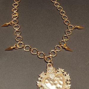 collar eslabones en acero dorado con adorno sagrado corazón