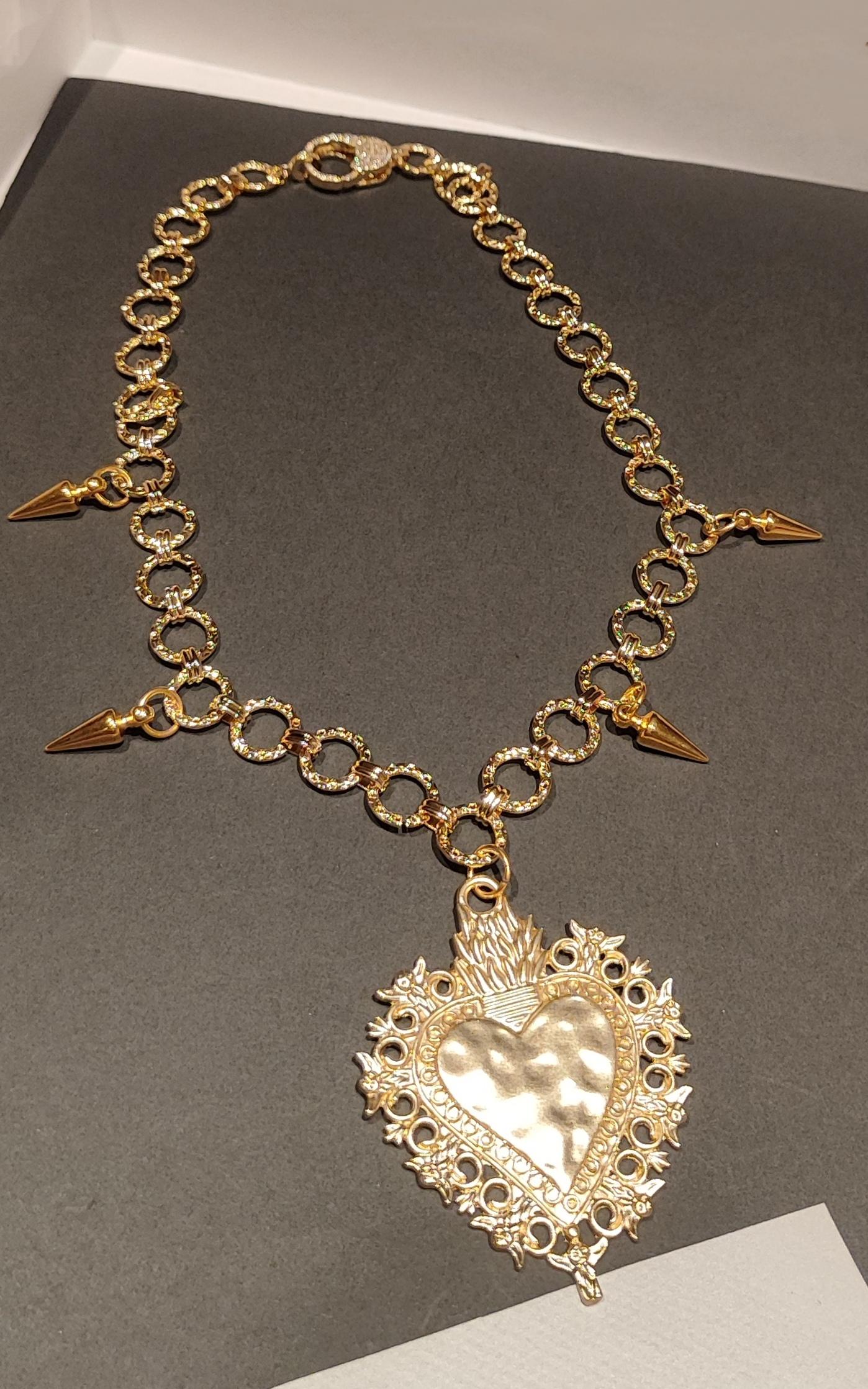 collar eslabones en acero dorado con adorno sagrado corazón