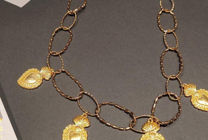 collar largo en acero dorado con adornos sagrado corazón