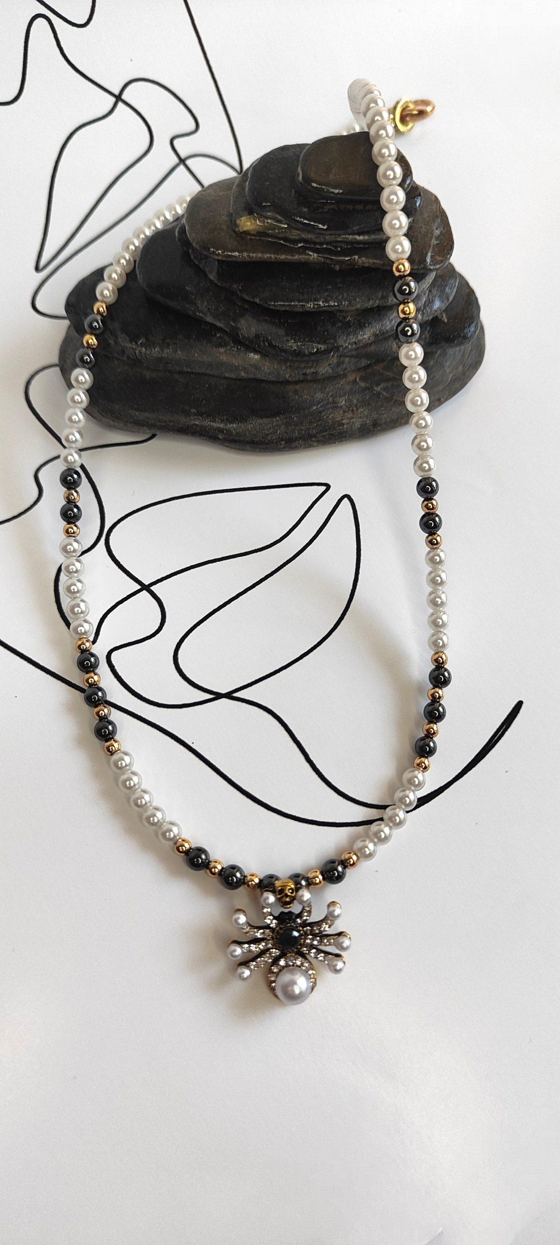 gargantilla en perlas pequeñas y araña en acero dorado