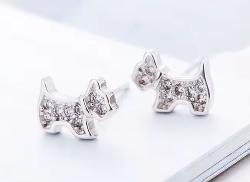 pendientes pequeños en forma de perrito Whesty en plata y circonitas en cristal transparente pendientes pequeños en forma de perrito Whesty en plata y circonitas en cristal transparente