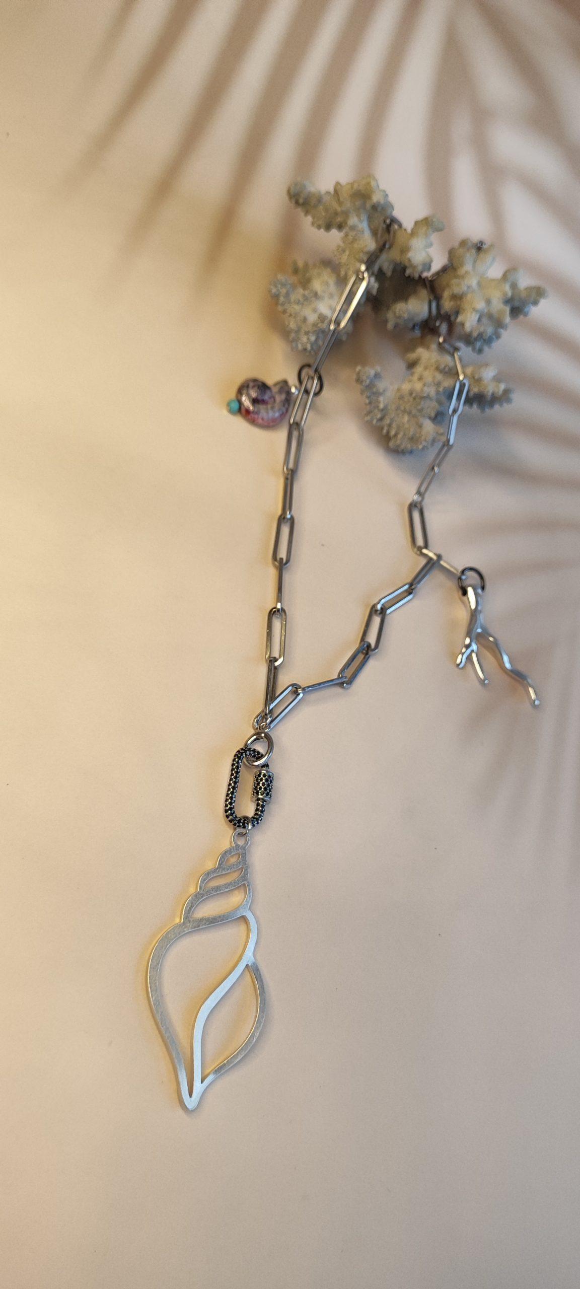 Collar largo en acero con eslabones y concha plateada