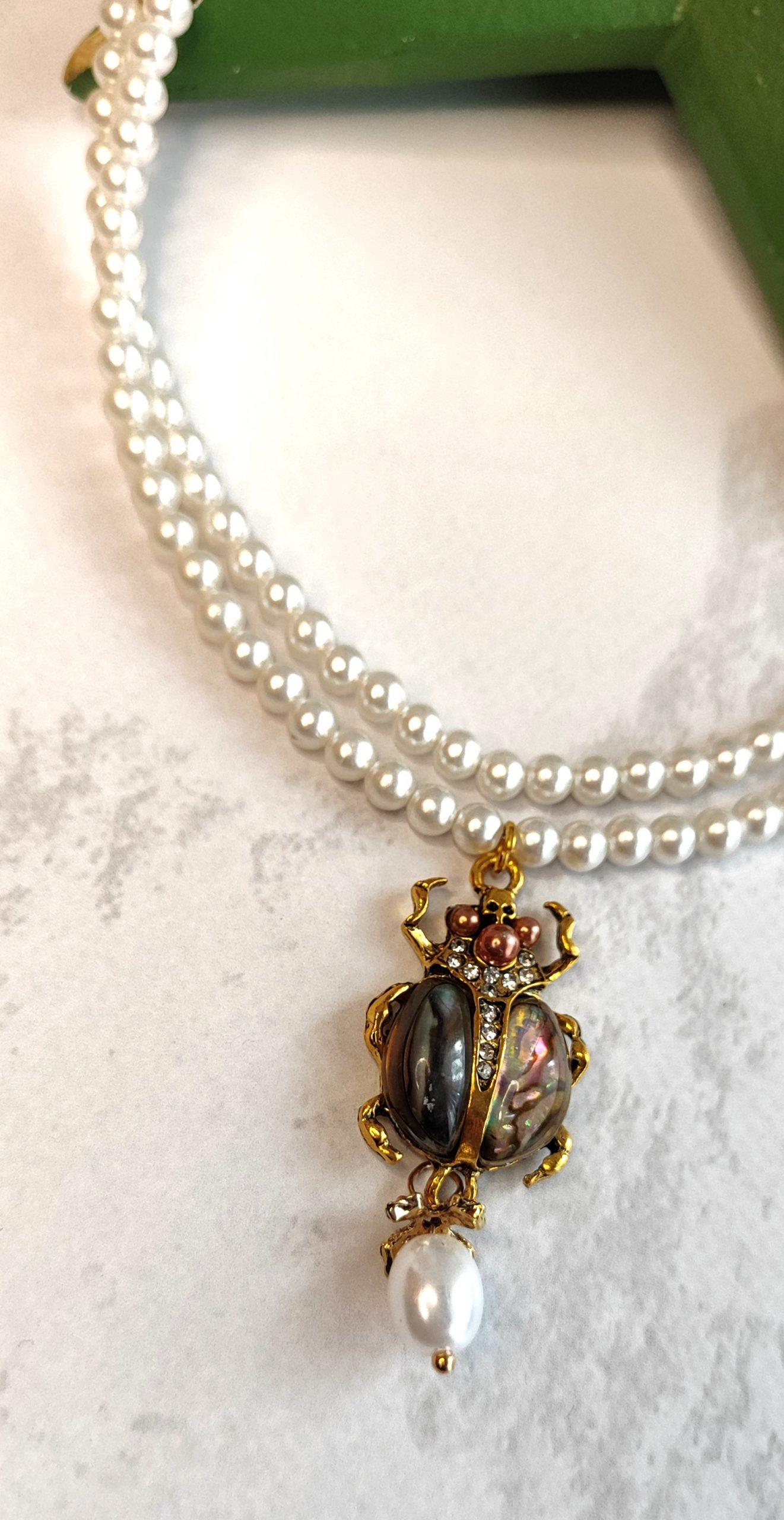 collar doble con perlas pequeñas artificiales y escarabajo