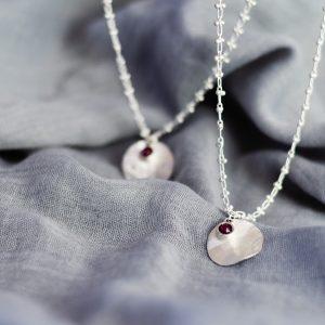 collar cadena plata con placa trabajada y circonita rubí