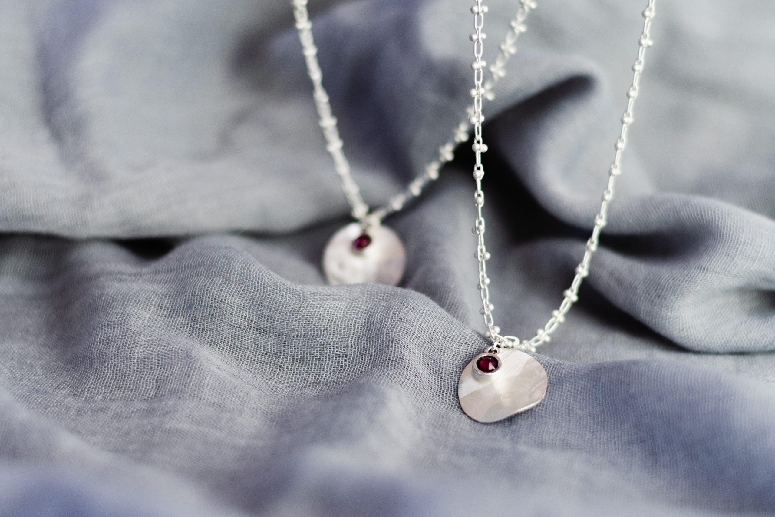 collar cadena plata con placa trabajada y circonita rubí collar cadena plata con placa trabajada y circonita rubí