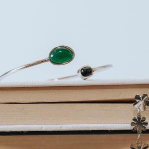 pulsera en acero plateado con cristal verde y negro