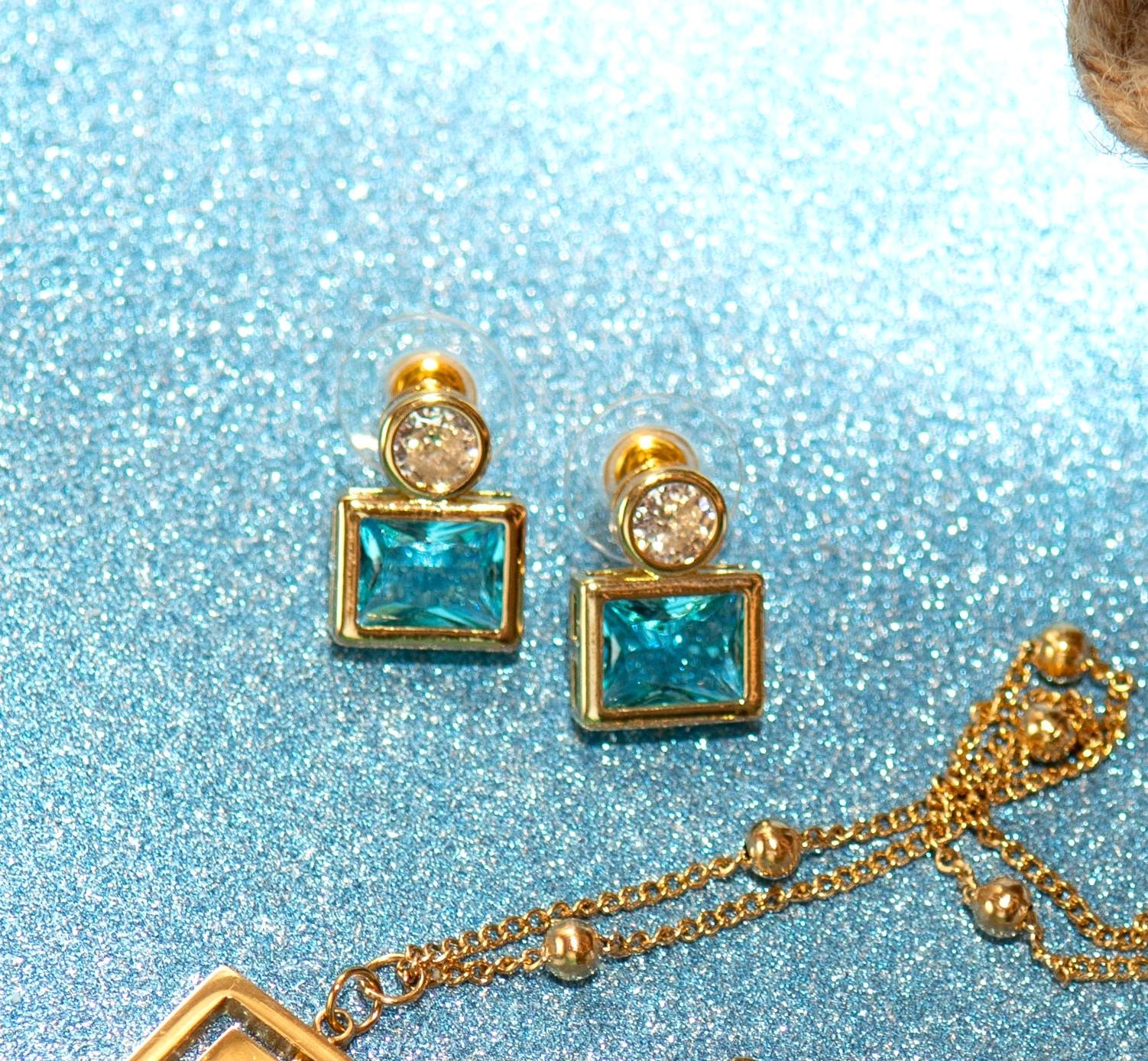 pendientes dorados con cristal circonita en color azul