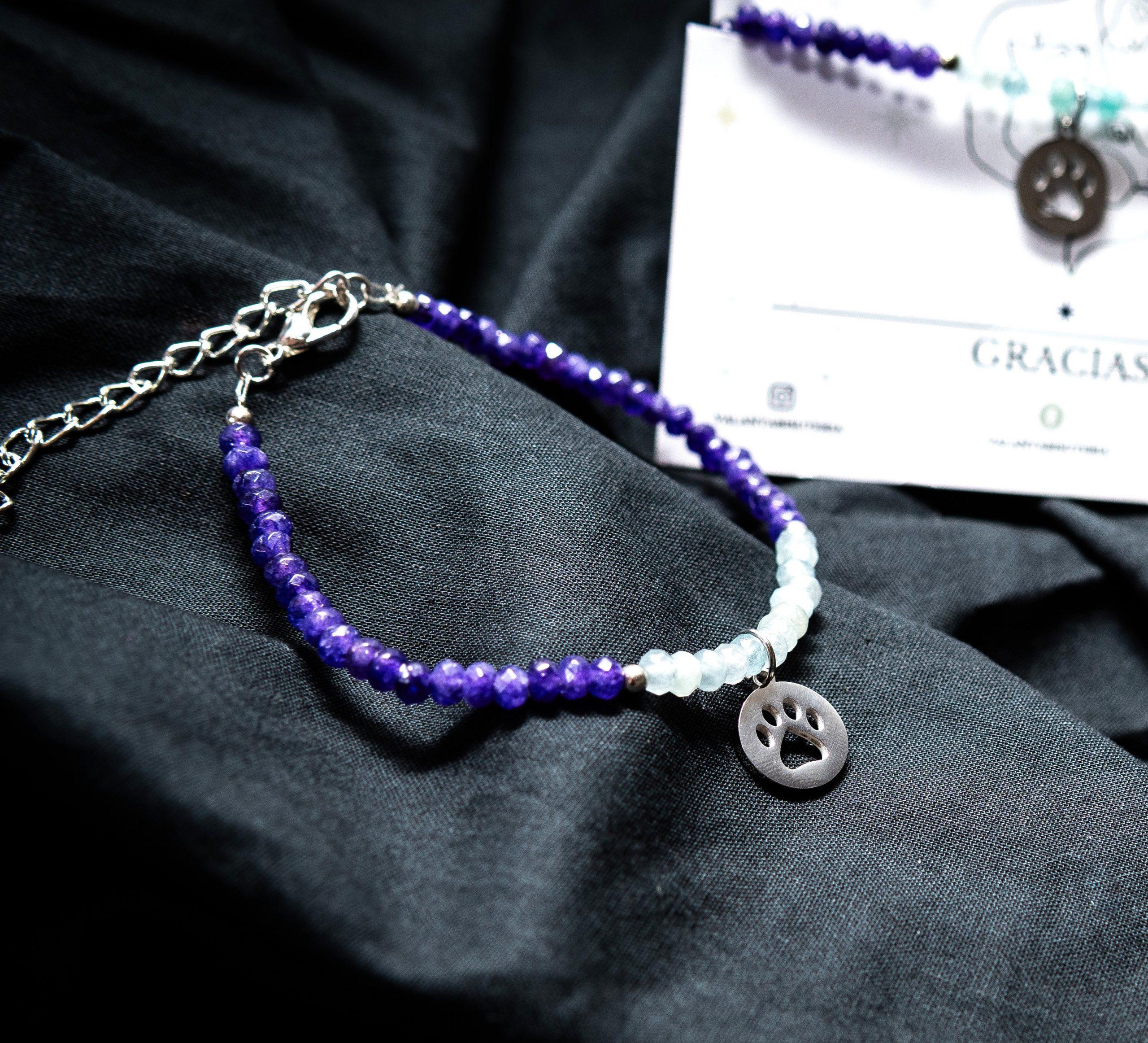 pulsera cristal facetado color lila con placa en acero plateado con patita de perro