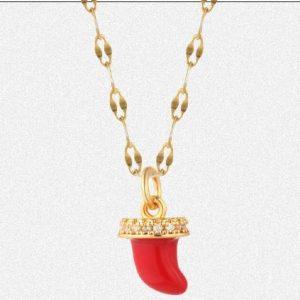 colgante mini en acero dorado con cadena en eslabón con pequeño cuerno en color rojo y circonitas en cristal