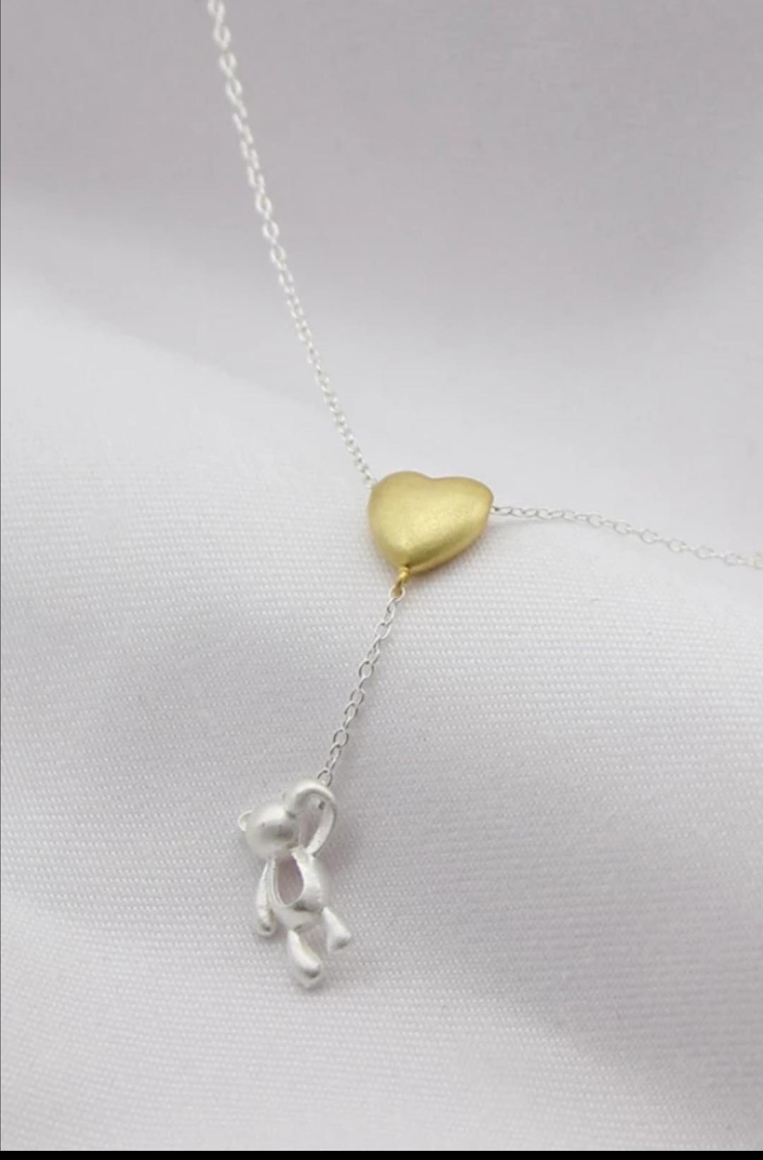 colgante en plata con osito y corazón en dorado