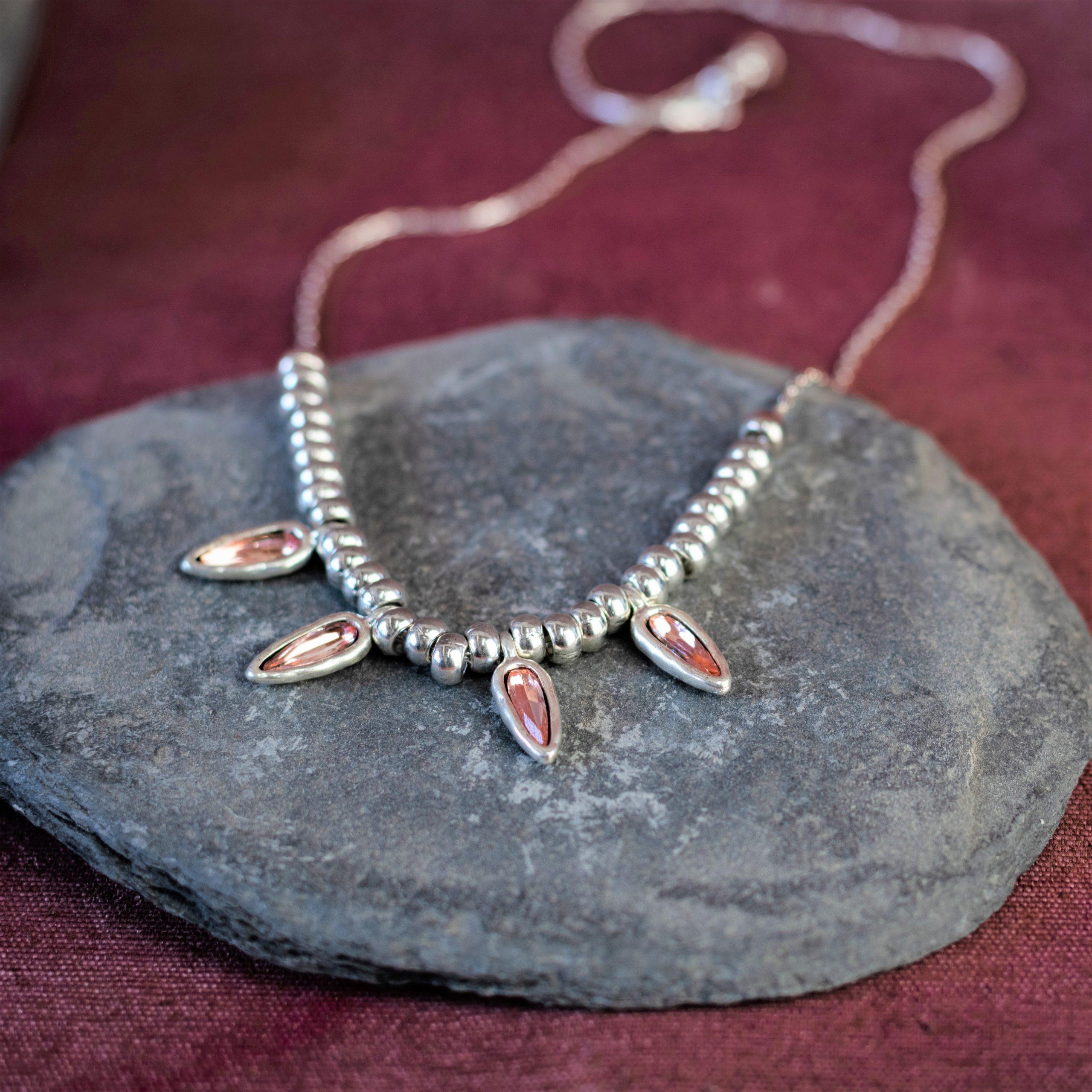 collar en plata con cristal rosa facetado