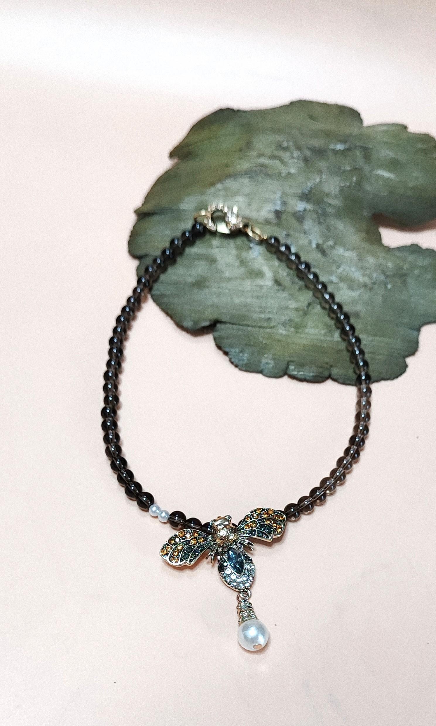 Gargantilla en cuarzo ahumado con abejorro en circonitas color