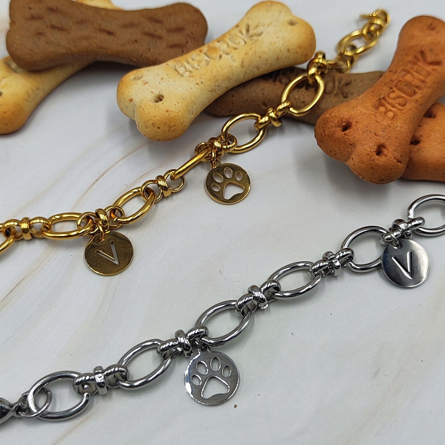 pulsera acero eslabones en dorado con chapa en forma de pata de perro