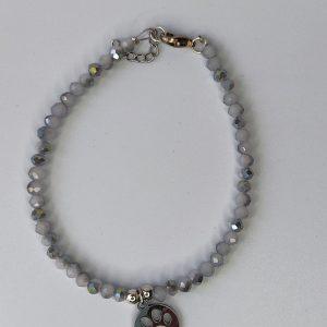 pulsera en cristal gris facetado con placa en forma de patita de perro