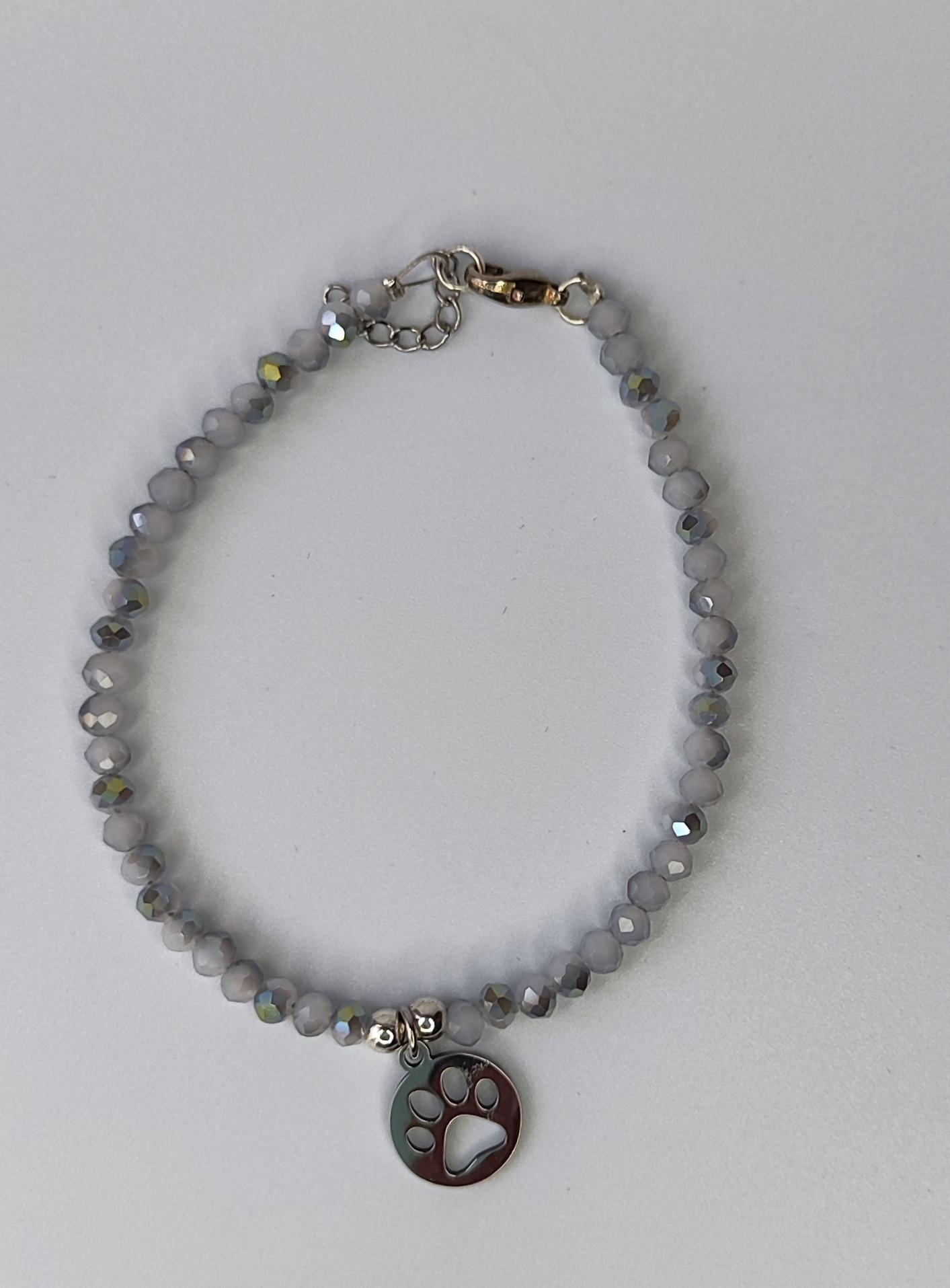 pulsera en cristal gris facetado con placa en forma de patita de perro