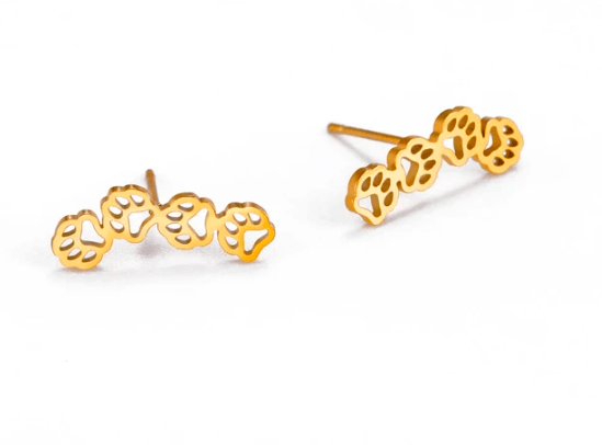 pendientes pequeños en acero dorado en forma de huellas de perrito