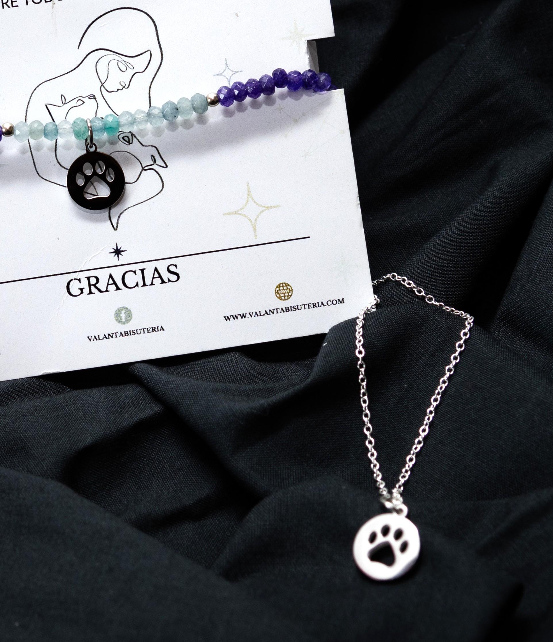 collar gargantilla con cadena de plata y chapa con forma de patita de perro en acero plateado