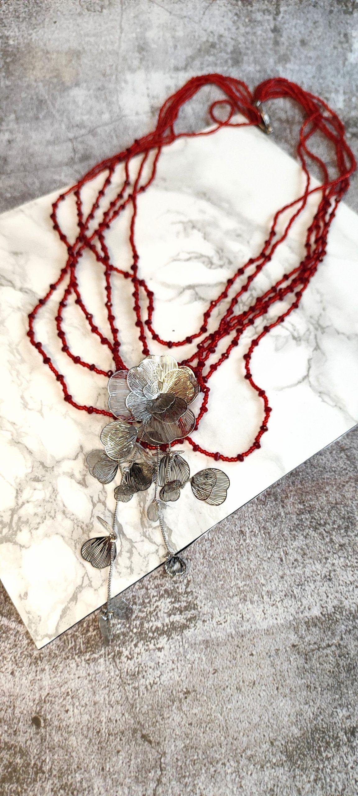 Collar multicapa con cristales en color rojo y flor en racimo en acero plateado